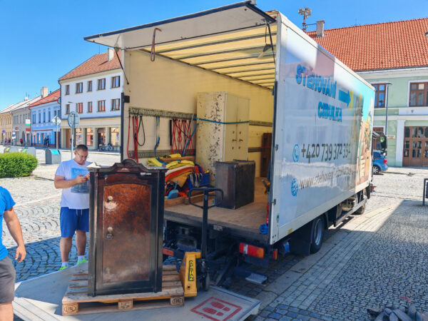 Stěhování skříní